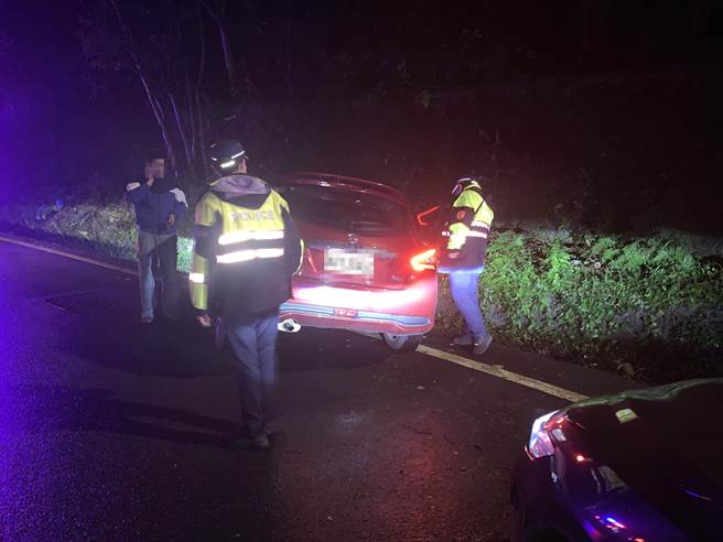 7旬汪姓妇人闪车不慎车轮掉水沟，下车察看又被锁，老妇车外淋雨幸好遇到龟山警救援。(翻摄照片／蔡依珍桃园传真)