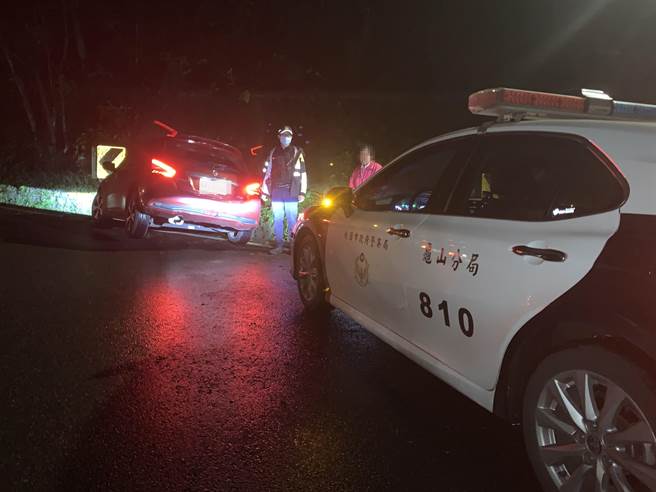 7旬汪姓妇人闪车不慎车轮掉水沟，下车察看又被锁，老妇车外淋雨幸好遇到龟山警救援。(翻摄照片／蔡依珍桃园传真)