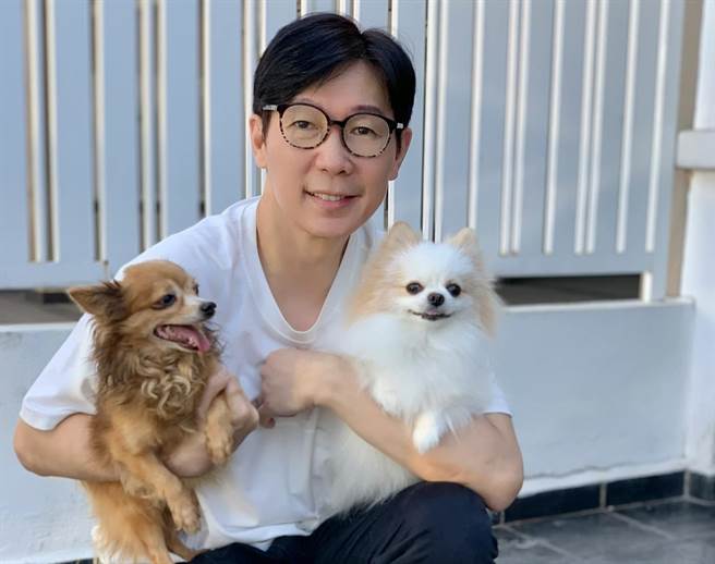 品冠抱着2只可爱的毛小孩合照。（翻摄品冠脸书）