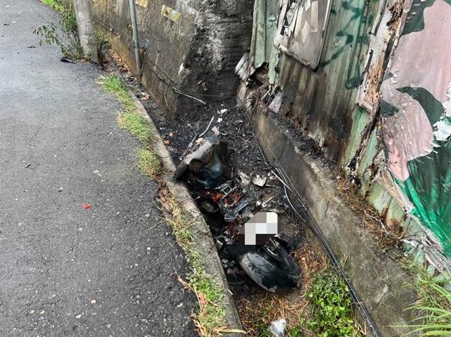 嘉义县番路乡159甲县8.7公里一处弯道今中午发生机车疑自撞起火意外。（读者提供∕吕妍庭嘉义传真）