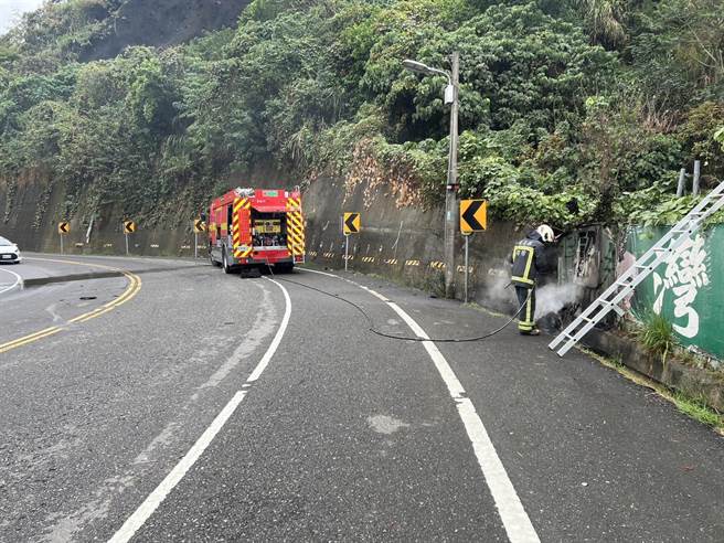 嘉义县番路乡159甲县8.7公里一处弯道今中午发生机车疑自撞起火意外。（读者提供∕吕妍庭嘉义传真）