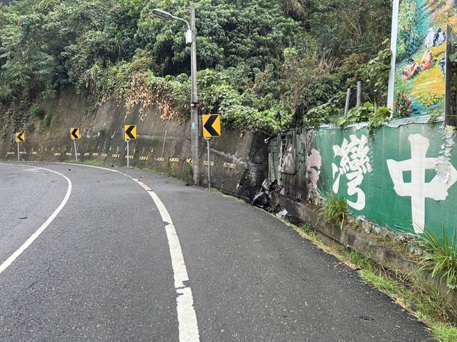 嘉义县番路乡159甲县8.7公里一处弯道今中午发生机车疑自撞起火意外。（读者提供∕吕妍庭嘉义传真）