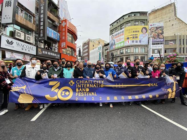 国民党市长候选人黄敏惠、民进党市长候选人李俊俋在国际管乐节同框。（廖素慧摄）