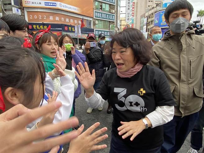 国民党市长候选人黄敏惠在国际管乐节中，与学子招手。（廖素慧摄）