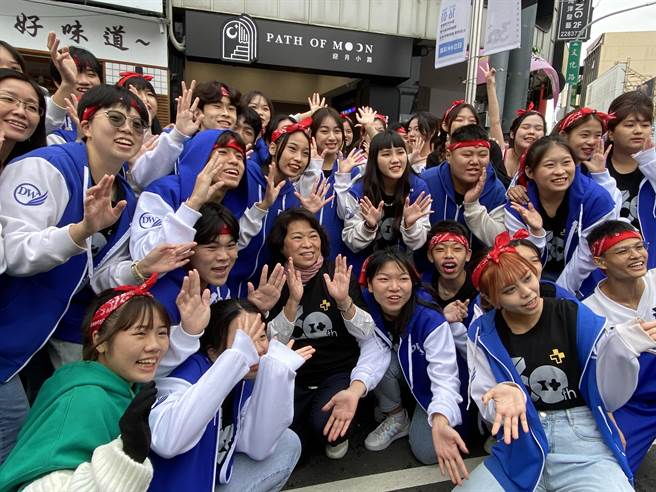 国民党市长候选人黄敏惠在国际管乐节，学子热情合照。（廖素慧摄）