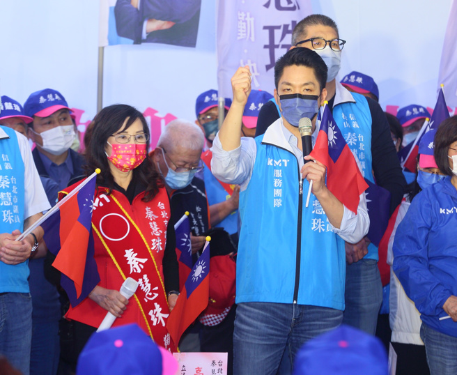 台北市长当选人蒋万安(右)公布小内阁名单，蔡诗萍将出任北市文化局长，国民党市议员秦慧珠(左)认为蔡诗萍想必是想清楚了。（资料照,张铠乙摄）