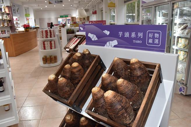 公館鄉農會重新打造公館穿龍驛站，增設芋香町販售公館當地農特產品。（謝明俊攝）