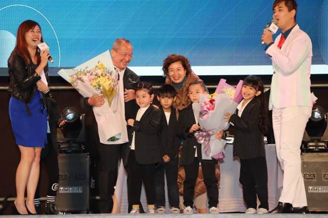 苗栗县长徐耀昌任职8年卸任音乐会16日晚间登场，特别安排徐耀昌的孙子、孙女献花致意。（苗栗县政府提供／谢明俊苗栗传真）