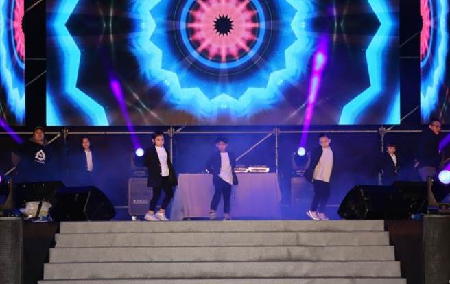 苗栗县长徐耀昌任职8年卸任音乐会16日晚间登场。（苗栗县政府提供／谢明俊苗栗传真）