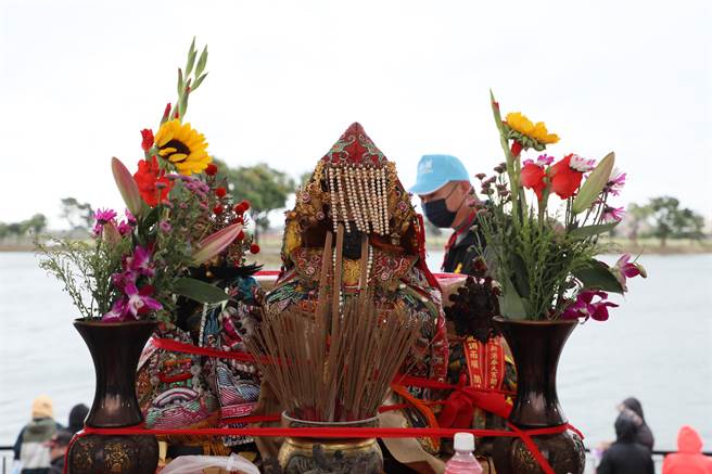 嘉义县新港乡大潭村岳湖生态园区2期工程竣工，今特别邀请奉天宫妈祖和妈祖船到场坐镇、赐福。（吕妍庭摄）