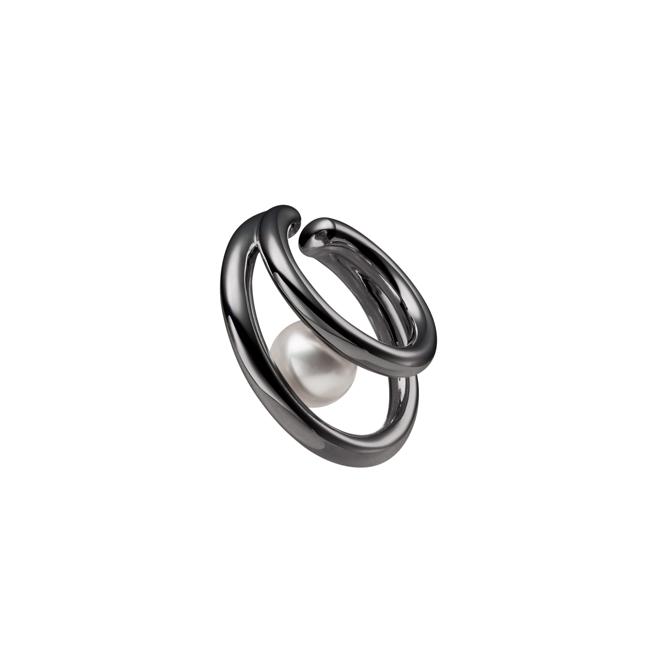 Mikimoto Passionoir系列双环珍珠耳骨夹，1万元。（MIKIMOTO提供）