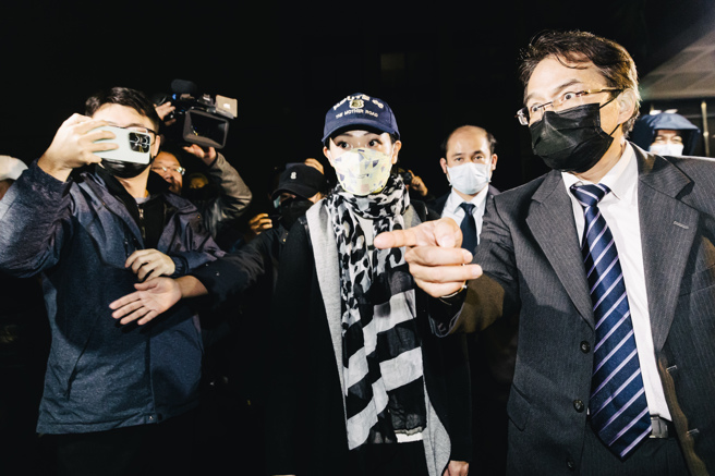 民眾党新竹市长当选人高虹安(中)被控诈领立委助理费案，检调15日兵分8路，搜索高虹安立委办公室及住处。（郭吉铨摄）