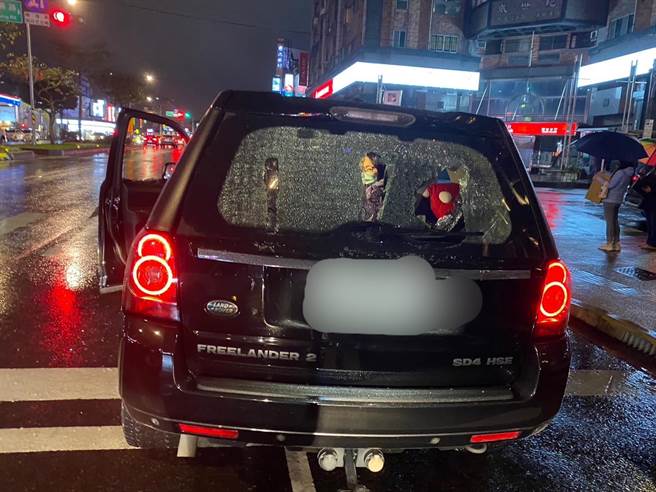 赖姓酒驾男硬切擦撞，竟持扳手砸毁休旅车车窗，还用辣椒水袭警。(翻摄照片／蔡依珍桃园传真)