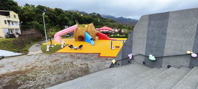 狮潭乡首座汶水亲子河滨公园，17日启用，採用茶寿造型打造儿童溜滑梯。（谢明俊摄）