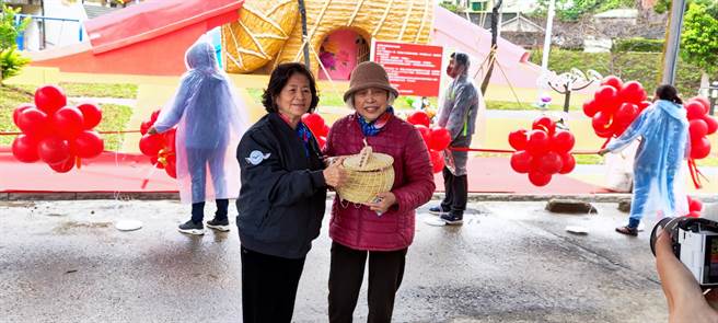 狮潭乡稻草编织达人刘玉英擅长编织茶寿。（谢明俊摄）