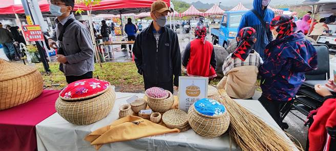 狮潭乡稻草编织达人刘玉英擅长编织茶寿。（谢明俊摄）