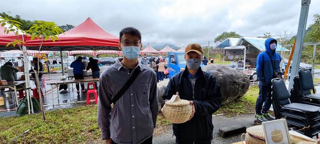 狮潭乡稻草编织达人刘玉英擅长编织茶寿，女婿及外孙都传承稻草编织技艺。（谢明俊摄）