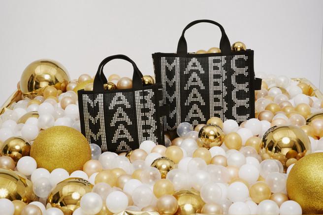 Marc Jacobs 黑银双色水晶镶嵌The Tote Bag 托特包 (小) 1万7900元（左）。（Marc Jacobs提供）