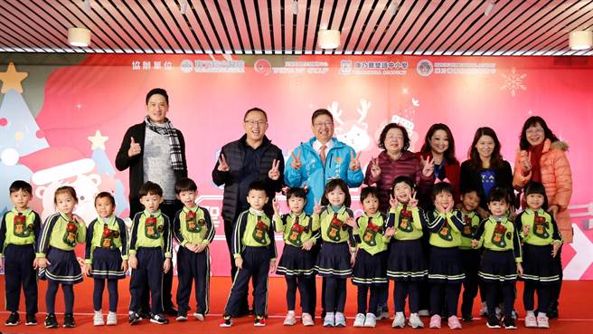 縣長楊文科（中）出席星苗國際嬰幼兒園與康乃薾雙語中小學「Sion耶誕＂童＂樂會慈善園遊會」，感謝教育體系捐助弱勢與偏鄉家庭學童不遺餘力。（星苗康乃薾提供／羅浚濱新竹傳真）