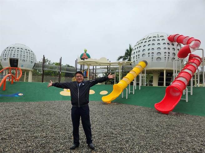 屏东第28座共融游戏场坐落在新园乡，17日正式启用，以香瓜、鸭蛋、鳗鱼、红豆等地方特色为主题设计的游具，非常吸睛。（屏县府提供／谢佳潾屏东传真）