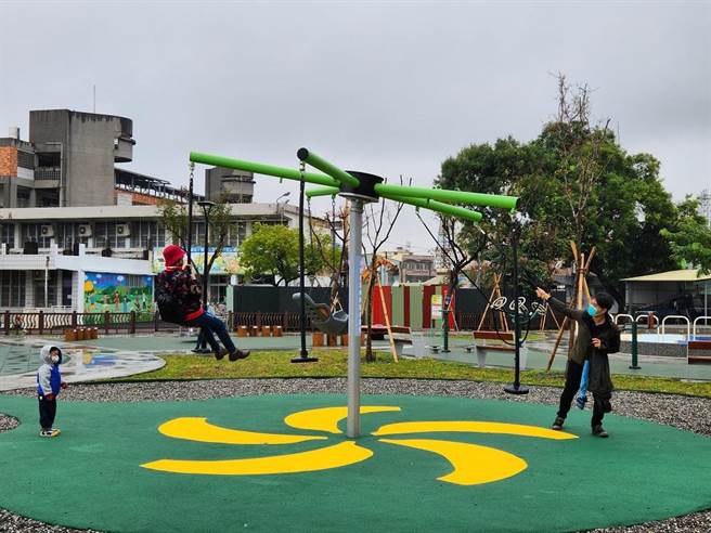 屏东第28座共融游戏场坐落在新园乡，17日正式启用，以香瓜、鸭蛋、鳗鱼、红豆等地方特色为主题设计的游具，非常吸睛。（屏县府提供／谢佳潾屏东传真）
