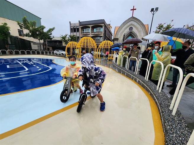 屏东第28座共融游戏场坐落在新园乡，17日正式启用，以香瓜、鸭蛋、鳗鱼、红豆等地方特色为主题设计的游具，非常吸睛。（屏县府提供／谢佳潾屏东传真）