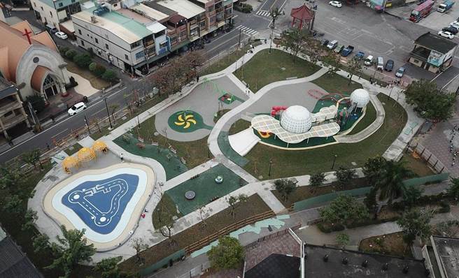 屏东第28座共融游戏场坐落在新园乡，17日正式启用，以香瓜、鸭蛋、鳗鱼、红豆等地方特色为主题设计的游具，非常吸睛。（屏县府提供／谢佳潾屏东传真）