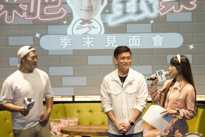 樂天桃猿梁家榮舉辦生涯首次球迷會，隊友張閔勛（中）驚喜現身。（帕菲克國際運動行銷股份有限公司）