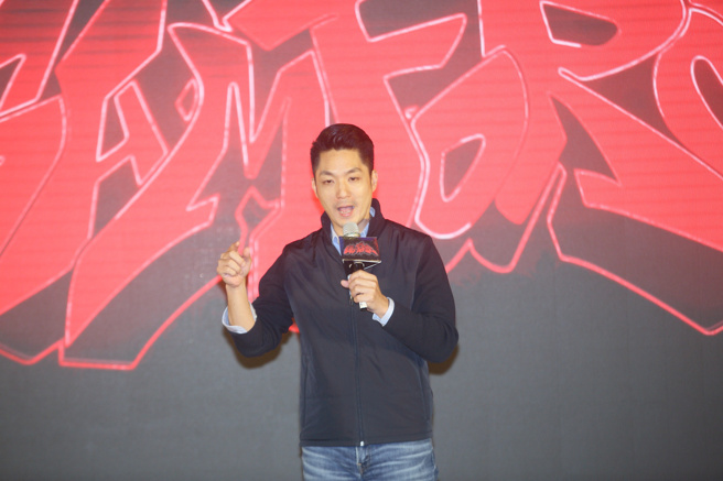 台北市立委第三选区补选1月8日投票，国民党推出台北市议员王鸿薇应战。准台北市长蒋万安下午出席活动时说，这次补选是台北市长与市议员选举延长赛，攸关能否让国民党胜选气势延续下去或因此遭重挫，盼民眾多帮王宣传、拉票。（张铠乙摄）
