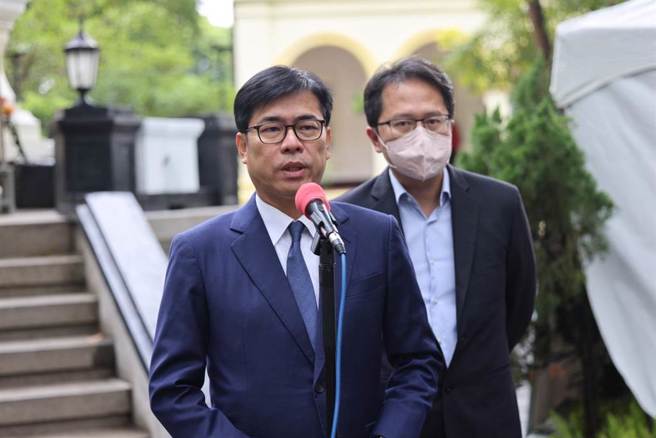 民進黨於九合一選舉大敗，台灣民意基金會今日公布總統大選最新民調，國民黨新北市長侯友宜以近4成的支持度，力壓民進黨籍的副總統賴清德、和民眾黨主席柯文哲；對此，高雄市長陳其邁認為現在離總統大選仍有段距離，民調只供參考，不過民進黨敗選確實有許多反省努力空間。(林雅惠攝)