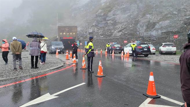 寒流来袭，关山警分局在南横强化交通勤务，以防交通事故发生。（民眾提供）