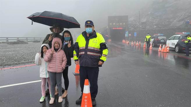 寒流来袭，关山警分局在南横强化交通勤务，以防交通事故发生。（民眾提供）
