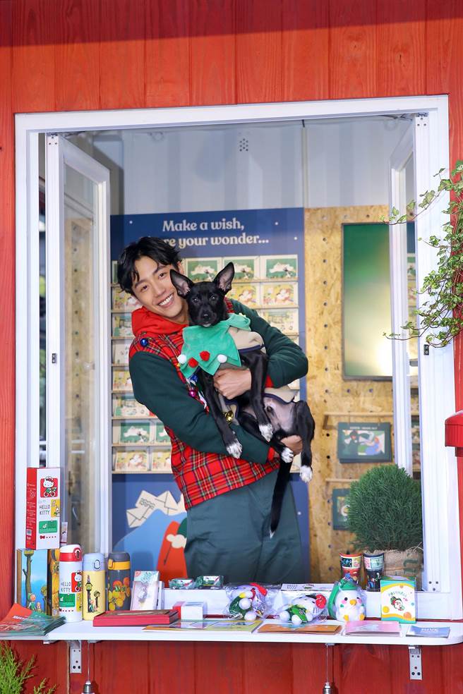 蔡凡熙带着今年10月中刚领养的爱犬「AMO」一同出席。（品牌提供）