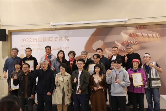台东县政府办理第7届南岛美术奖，今天由县长饶庆铃颁奖。（台东县政府提供）