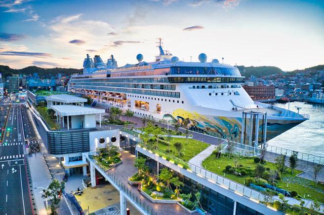 （基隆港东岸旅运中心预计明年3月迎接三艘邮轮同时靠港。图／港务公司提供）
