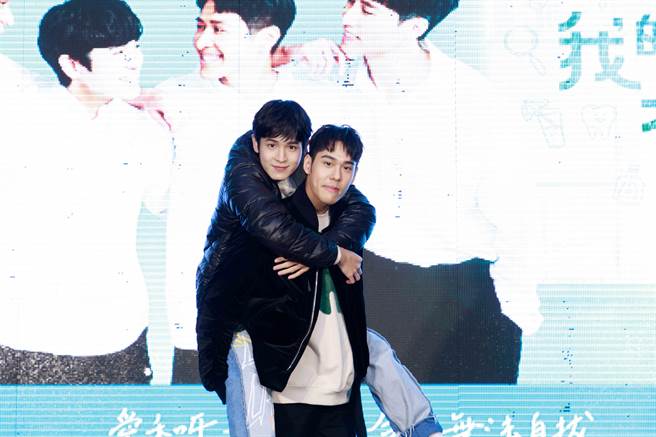 周予天（右）、张丰豪出席签书见面会。（结果娱乐提供）