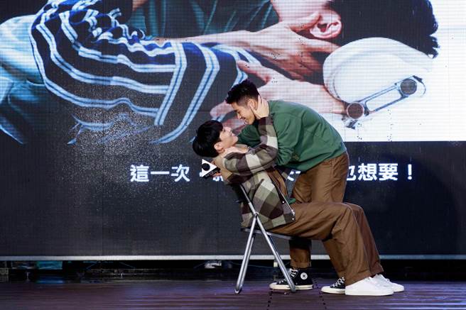 余晋（左）、吴岳擎重现经典名场面。（结果娱乐提供）