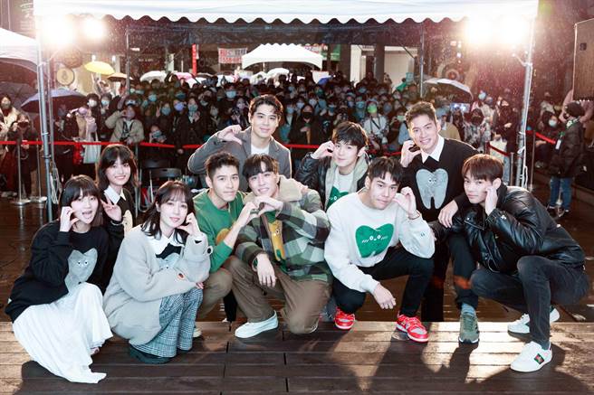 《我的牙想你》今举办签书见面会，左起为郑心慈、虹茜、黄瀞怡（小薰）、吴岳擎、江健榆、余晋、张丰豪、周予天、许孟哲、郑炜烨。（结果娱乐提供）