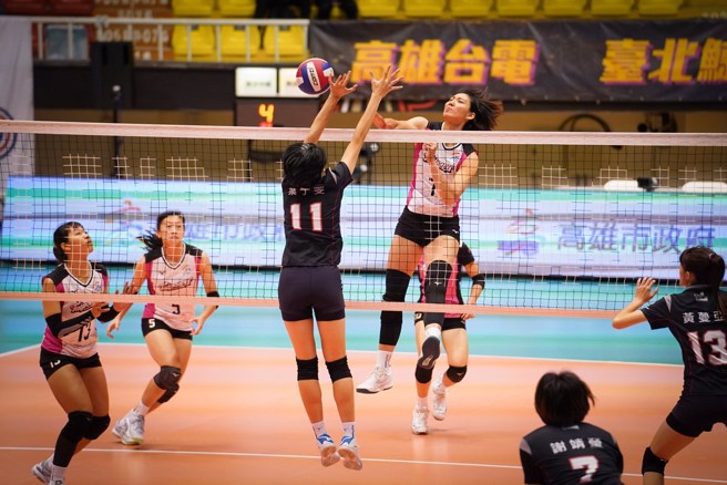 高雄台电黄芯瑜在网前扣杀取分。(中华排协提供)