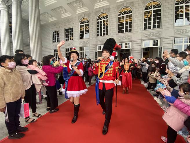 无惧寒流发威，但奇美博物馆每年应景耶诞节举办的耶诞周末今天登场，吸引万人涌入，感受耶诞气息。（曹婷婷摄）