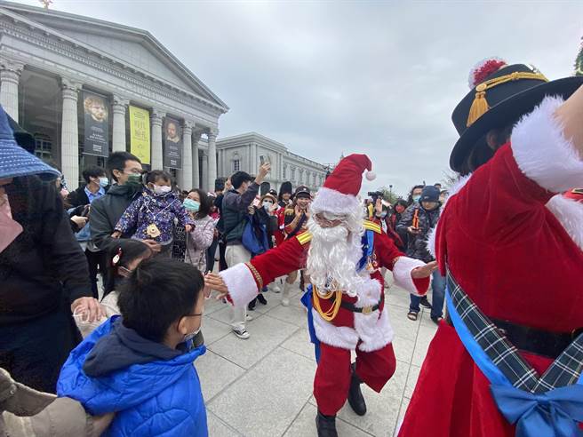 小朋友等着与耶诞老人互动。(曹婷婷摄)