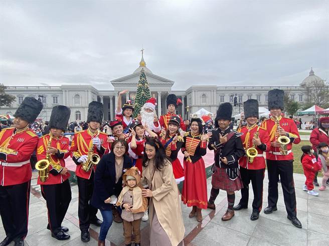 无惧寒流发威，奇美博物馆耶诞周末首日吸引超过1万人涌入，感受耶诞气息。（曹婷婷摄）