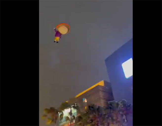 高雄市夢時代17日舉辦「OPEN！大氣球遊行」，不料傍晚5時許疑似因為風勢過強，人氣明星OPEN醬氣球隨風飛去，至今下落不明。（翻攝照片／楊舒婷高雄傳真）