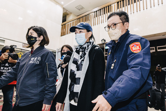 新竹市长当选人高虹安（中）15日晚间移送北检复讯。（郭吉铨摄郭吉铨摄）