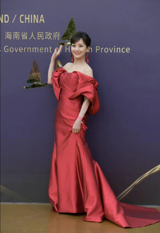 赵雅芝罕见小露性感走红毯。（图／摘自微博）