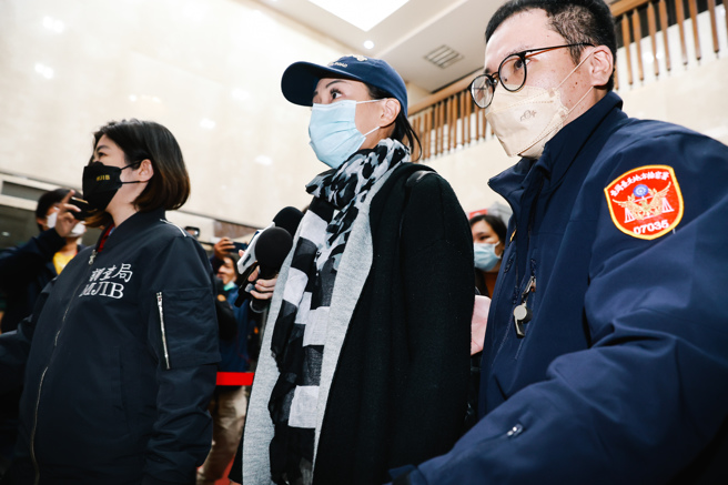 新竹市长当选人高虹安（中）15日晚间移送北检复讯。（郭吉铨摄）