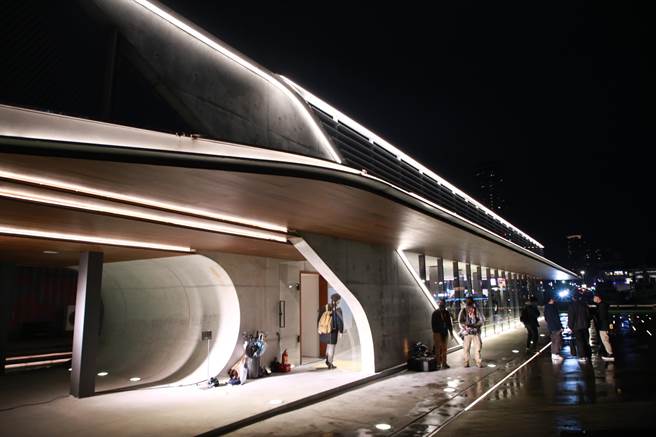 基隆市政府17日在国门广场玻璃屋举办「透明的港口」展览，基隆市长林右昌邀民眾观展，对未来十年的基隆会有更清晰的想法。（基隆市政府提供／张志康基隆传真）