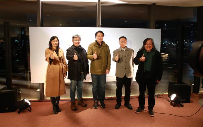 基隆市政府17日在国门广场玻璃屋举办「透明的港口」展览，基隆市长林右昌（图中）邀民眾观展，对未来十年的基隆会有更清晰的想法。（基隆市政府提供／张志康基隆传真）