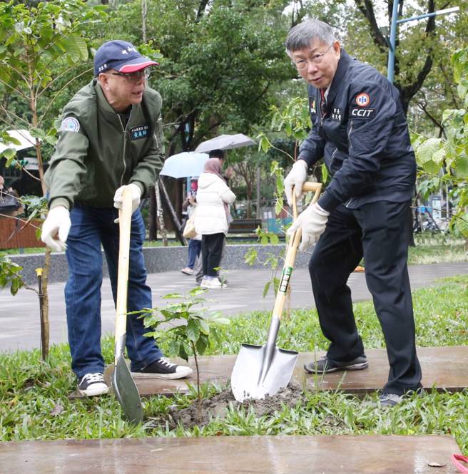 台北市长柯文哲（右）17日出席兴国公园全龄幸福成果发表会，亲自在公园种下咖啡树。（赵双杰摄）