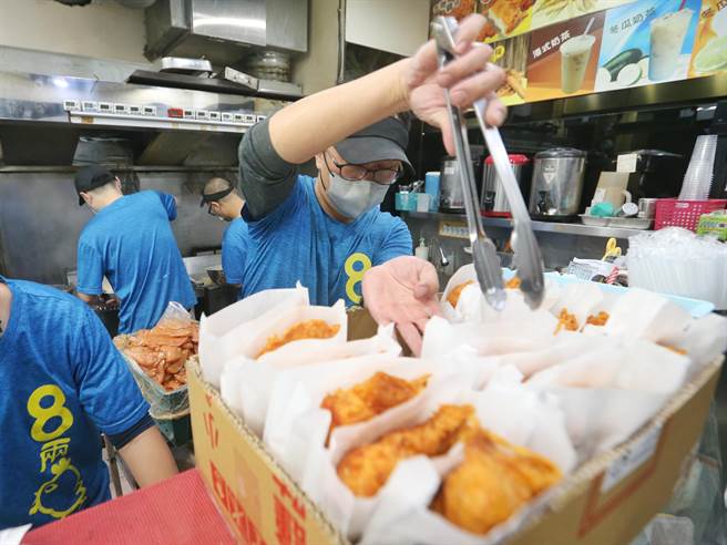 嘉义市第11届无党籍准市议员「顏色不分蓝绿支持性专区顏色田慎节」17日举办「鸡排谢票大会」，行运八两鸡排店在活动开始前即为了500份鸡排奋力备战。（杜宜谙摄）